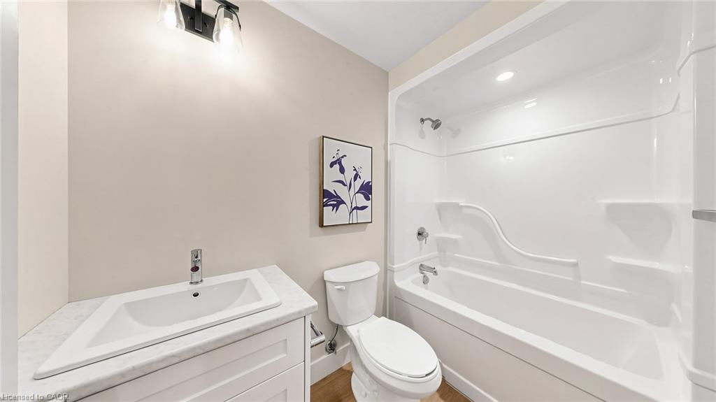 935 Twamley Street W Property Photo 7