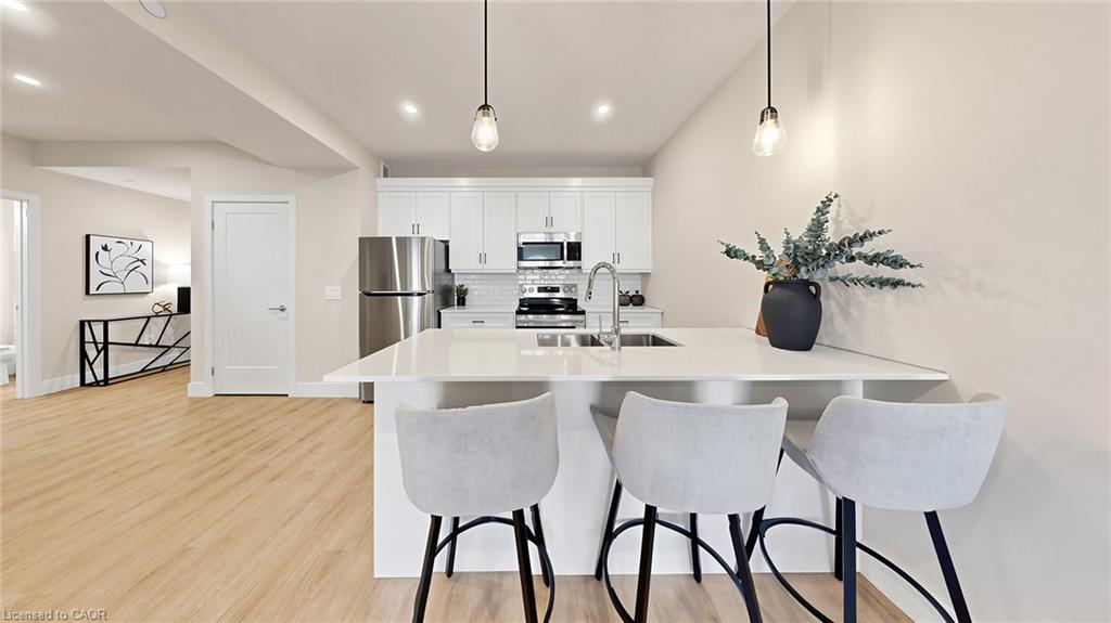 935 Twamley Street W Property Photo 19
