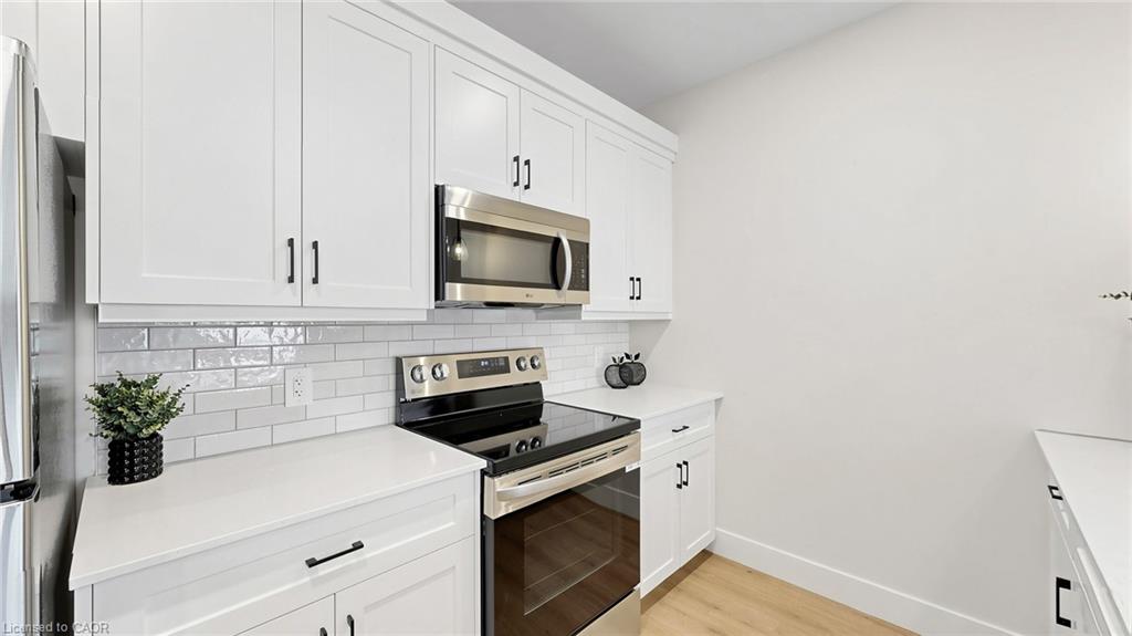 935 Twamley Street W Property Photo 24