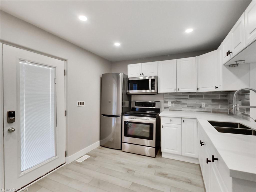 229 Parkdale Avenue N Property Photo 10