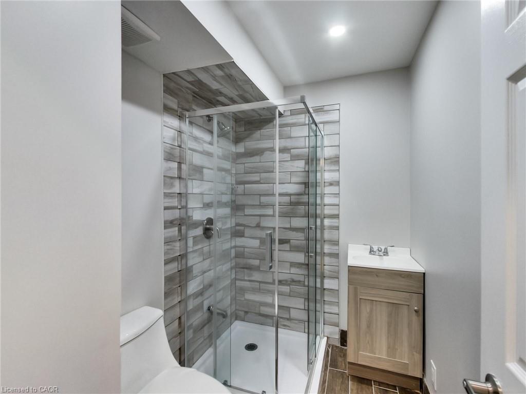 229 Parkdale Avenue N Property Photo 15