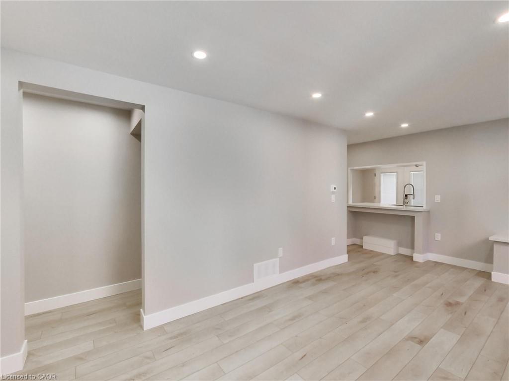 229 Parkdale Avenue N Property Photo 17