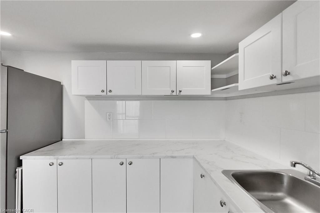 229 Parkdale Avenue N Property Photo 36