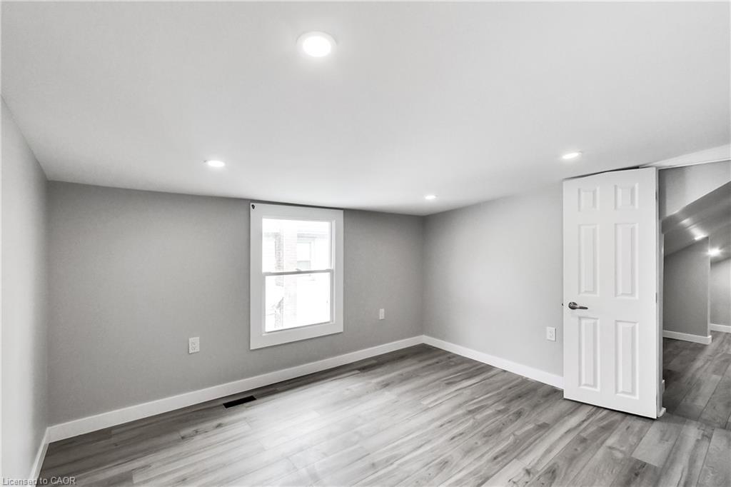 229 Parkdale Avenue N Property Photo 40