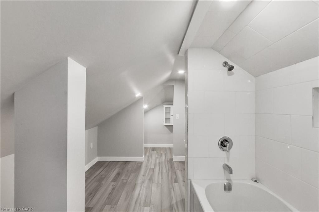 229 Parkdale Avenue N Property Photo 42