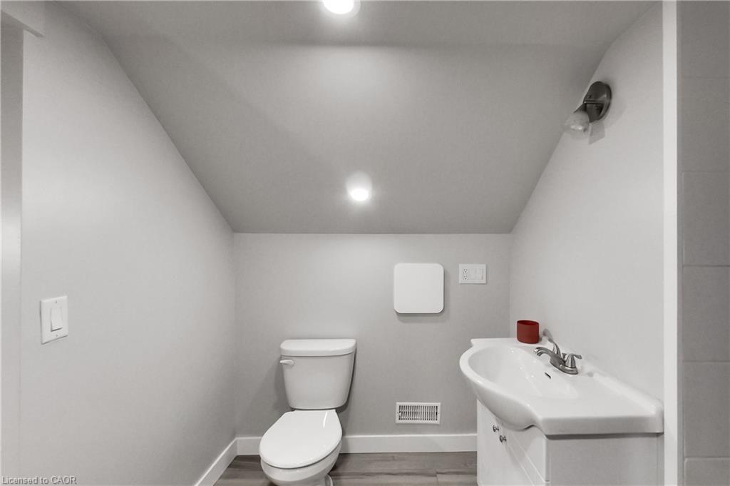 229 Parkdale Avenue N Property Photo 44