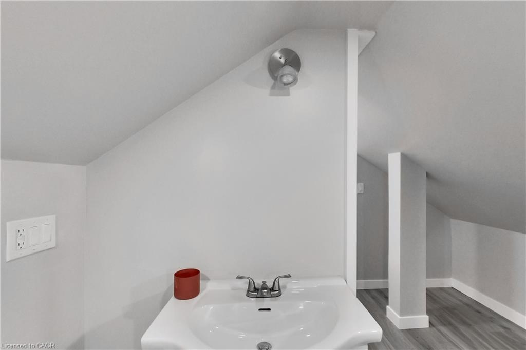 229 Parkdale Avenue N Property Photo 45