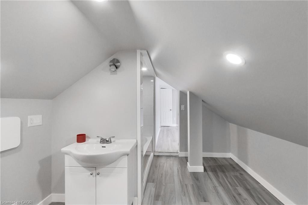 229 Parkdale Avenue N Property Photo 46