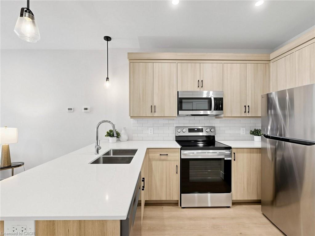 935 Twamley Street W Property Photo 2