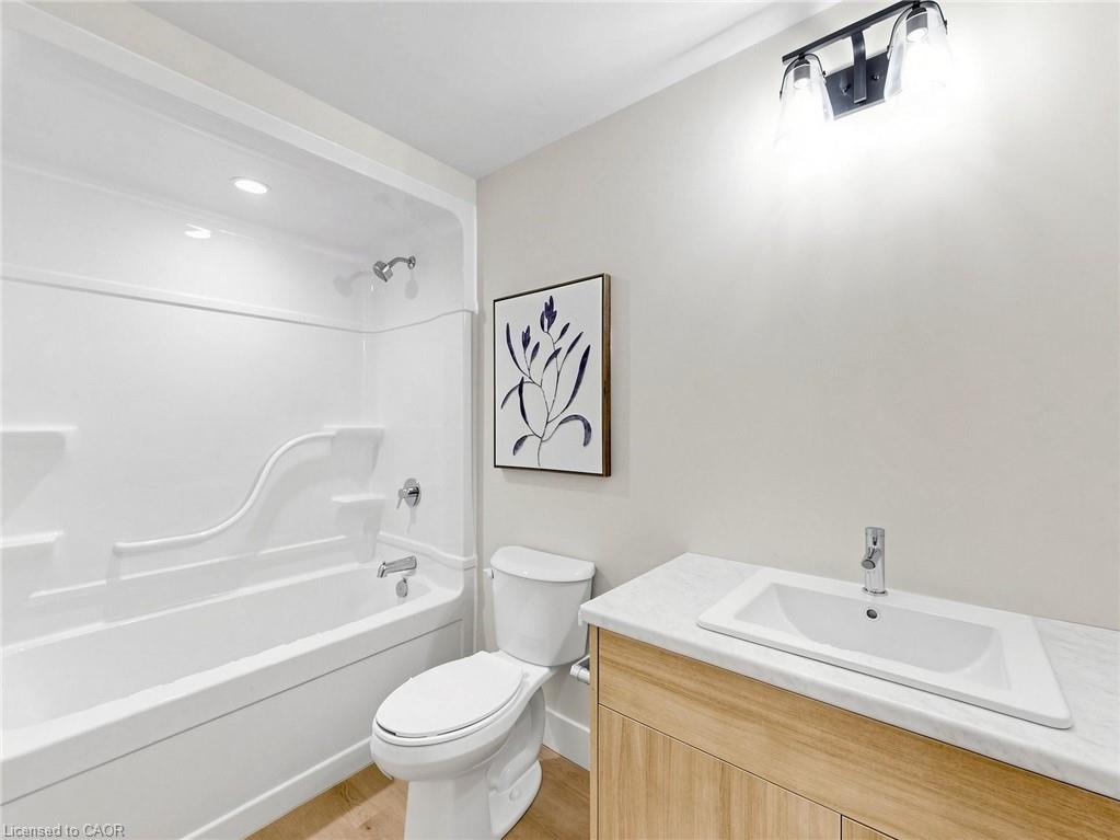 935 Twamley Street W Property Photo 10