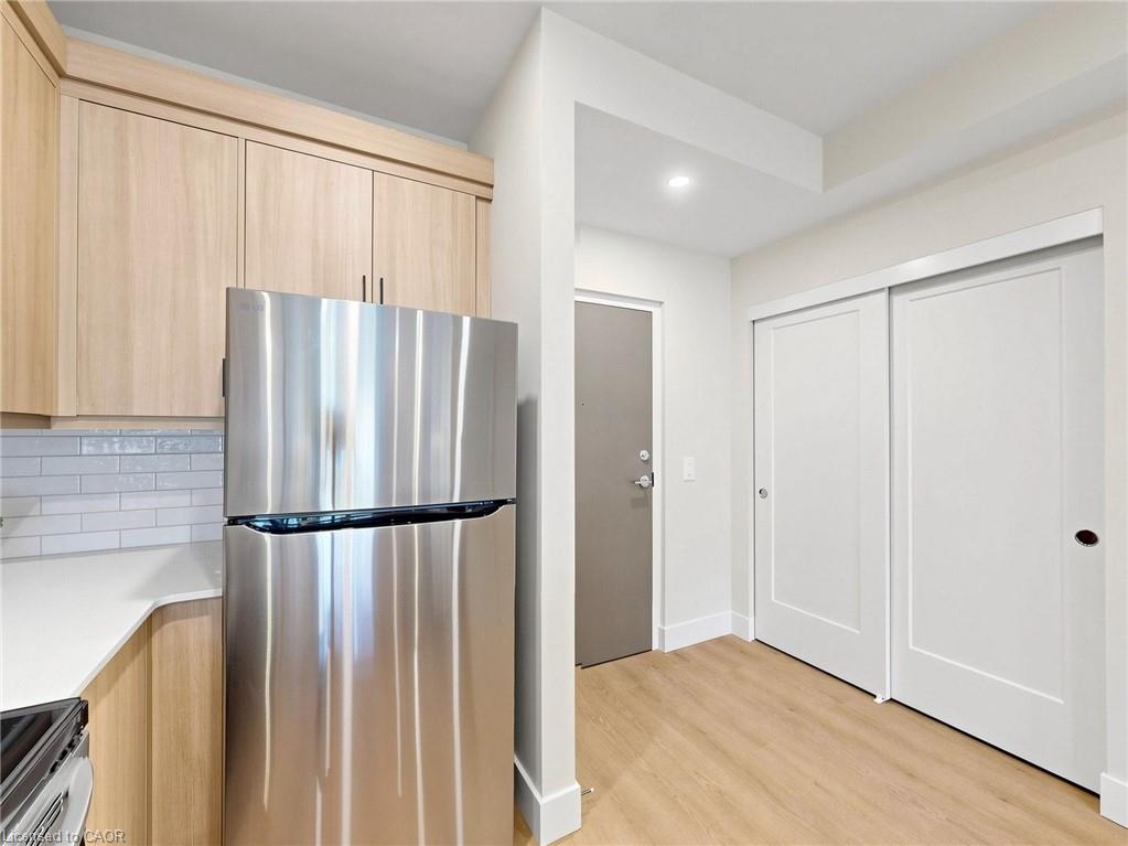 935 Twamley Street W Property Photo 17