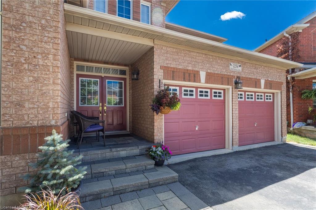 2254 Dunforest Crescent Property Photo 4
