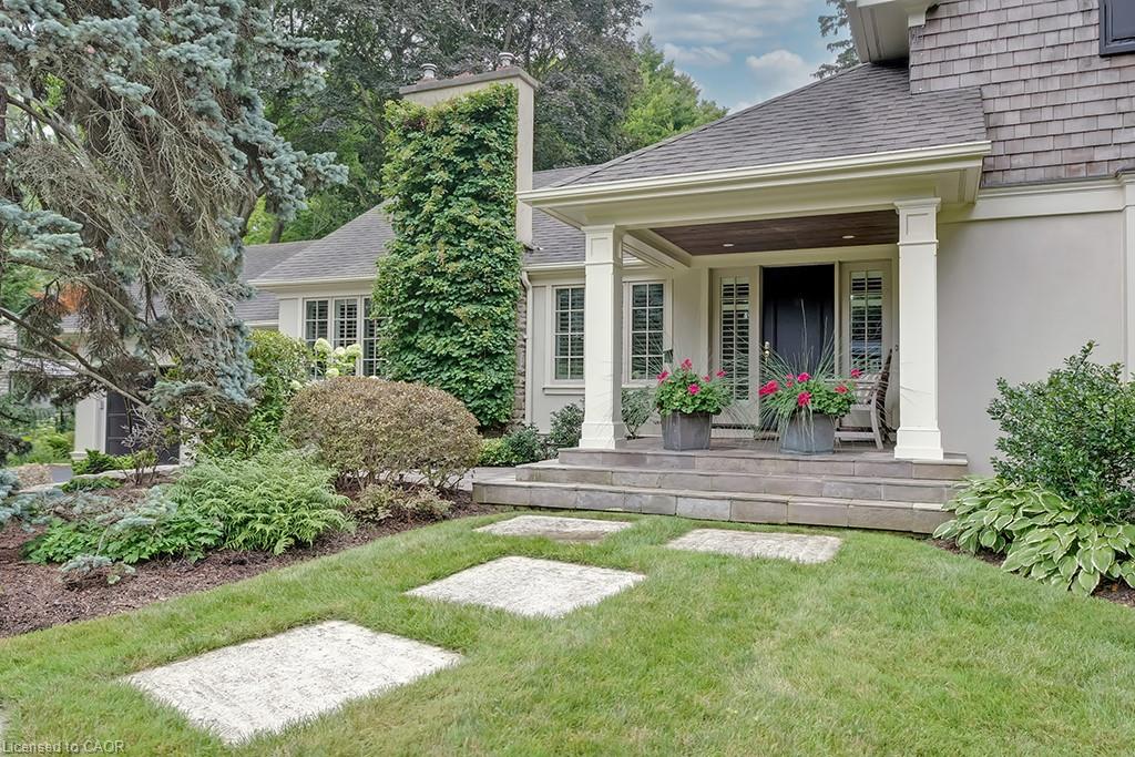 7 Colonial Crescent Property Photo 4