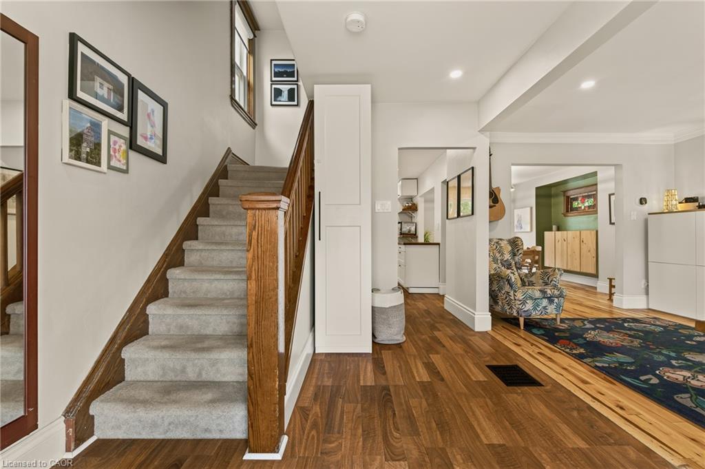 72 Garside Avenue N Property Photo 6