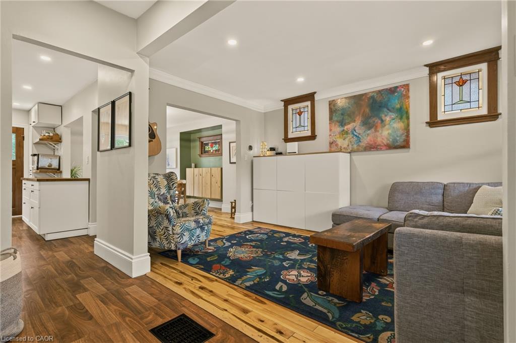 72 Garside Avenue N Property Photo 8