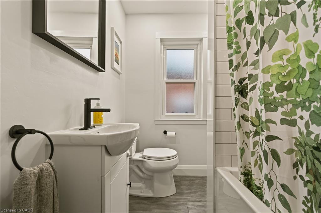 72 Garside Avenue N Property Photo 39