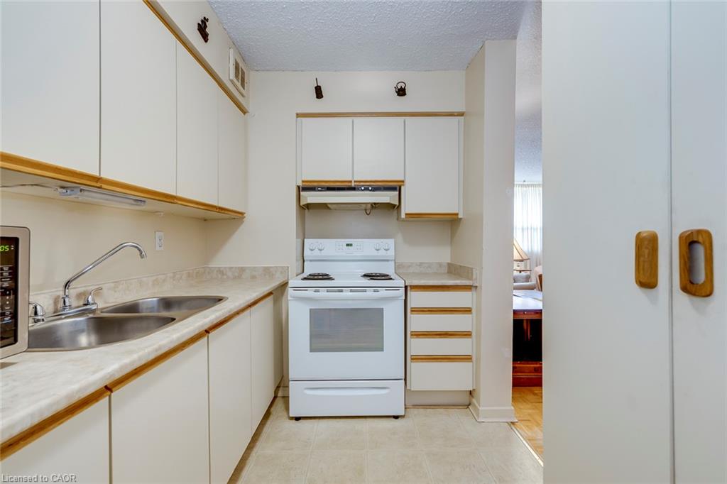 906-212 Kerr Street Property Photo 30
