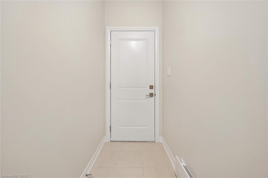 C050-525 Erinbrook Drive Property Photo 8