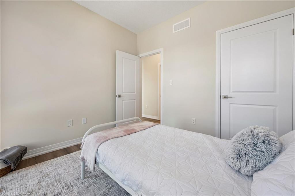 C050-525 Erinbrook Drive Property Photo 37