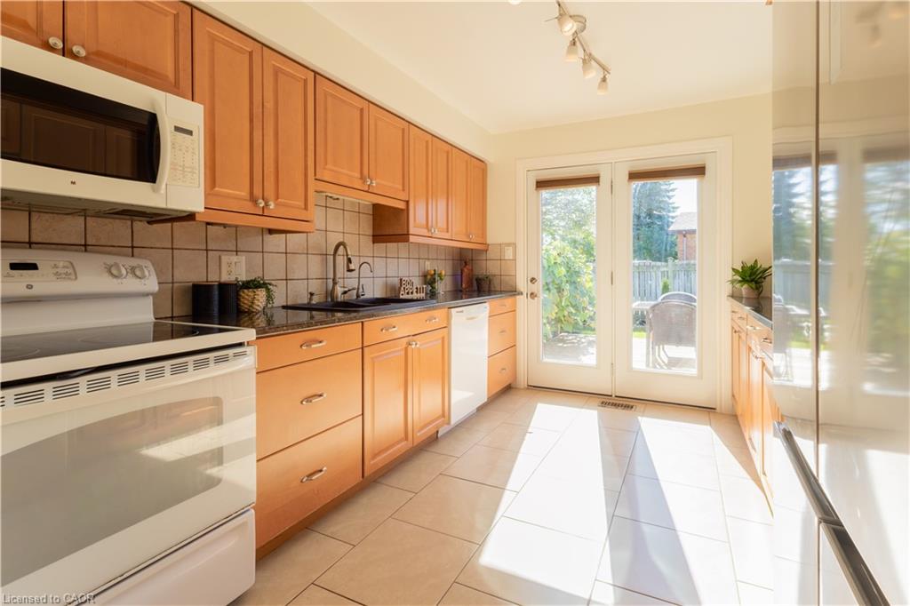 588 Drummerhill Crescent Property Photo 7