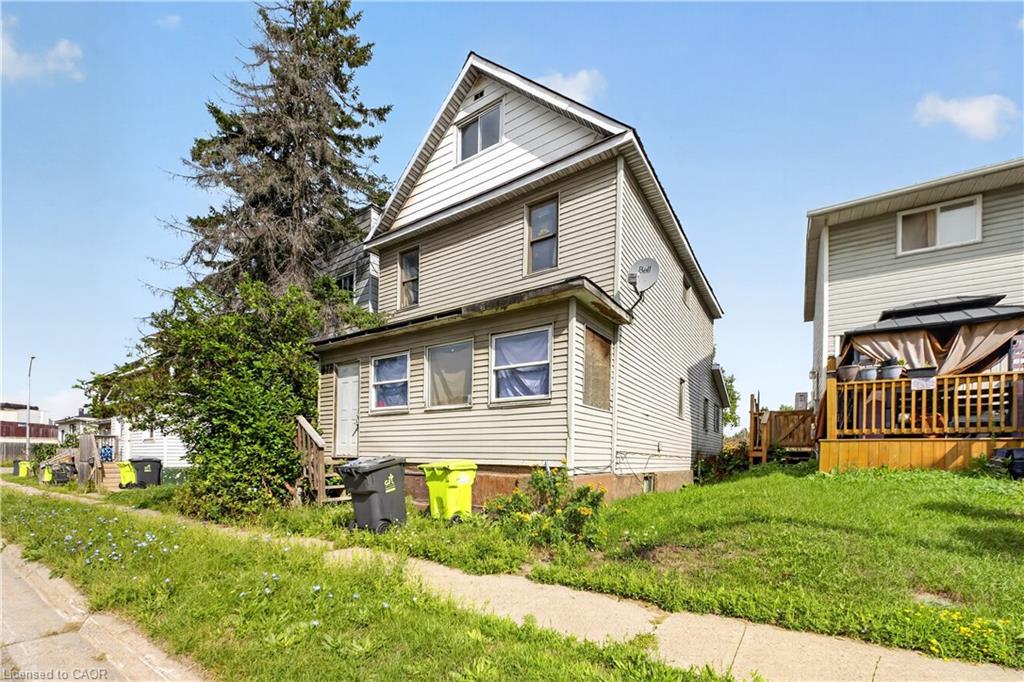 678 Albert Street W Property Photo 2