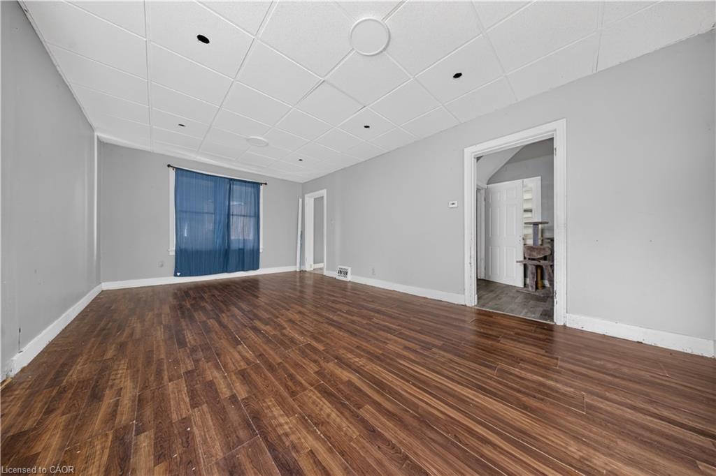 678 Albert Street W Property Photo 4