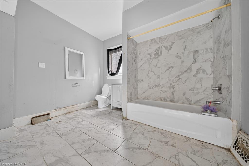 678 Albert Street W Property Photo 8