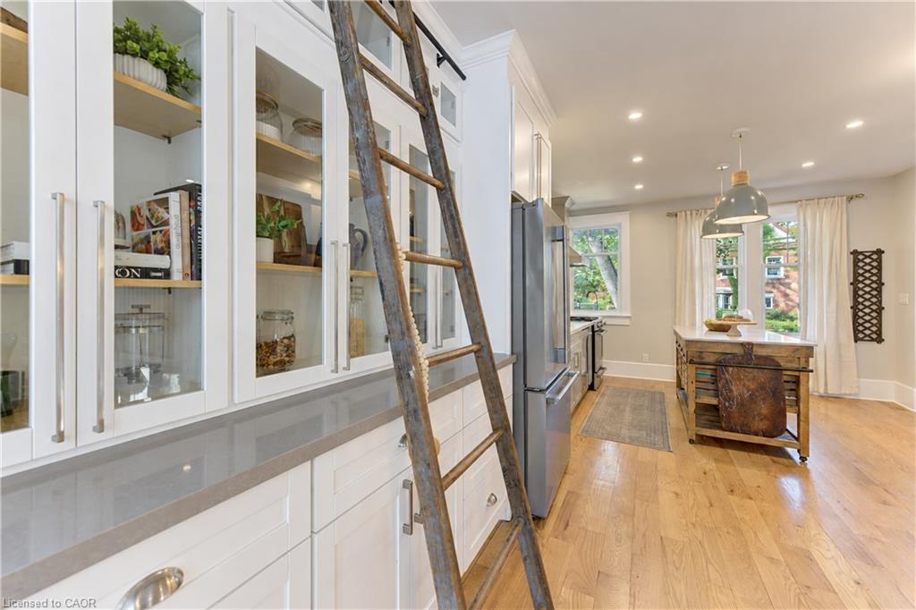 64 William Street W Property Photo 14