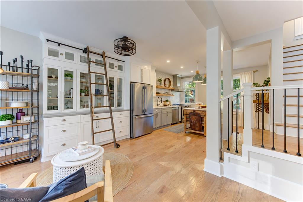 64 William Street W Property Photo 15