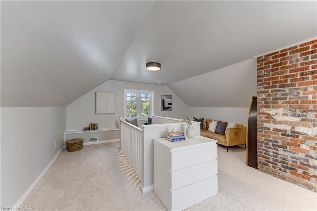 64 William Street W Property Photo 33