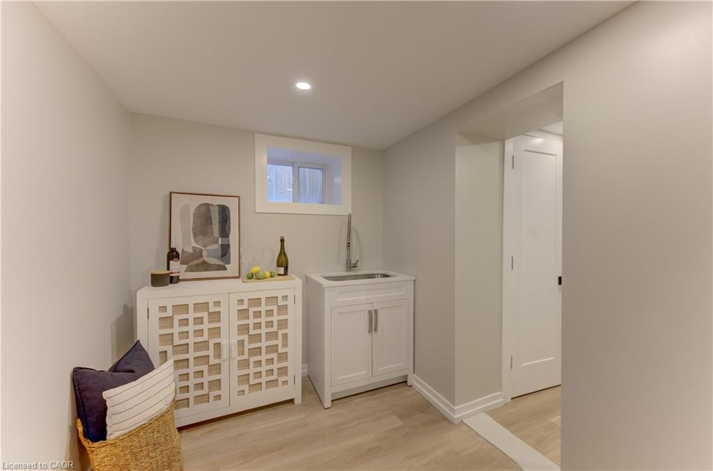 64 William Street W Property Photo 37