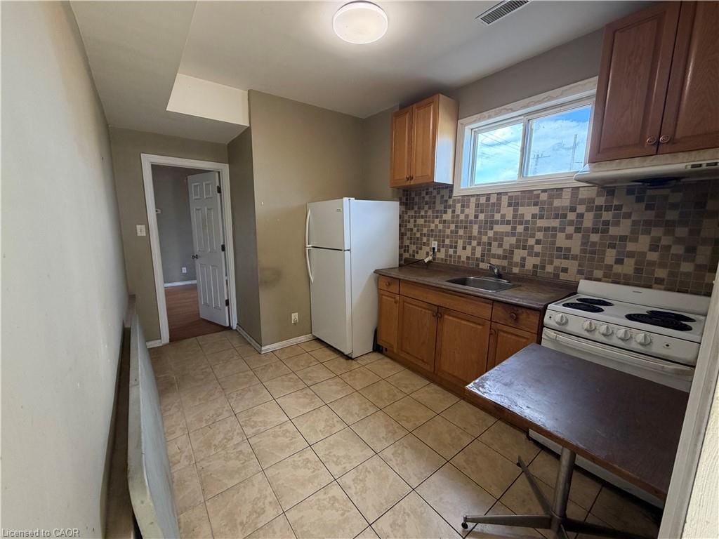 246-248 Ottawa Street N Property Photo 17