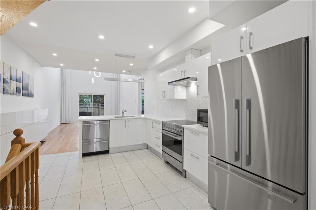 12 George Manor Property Photo 6