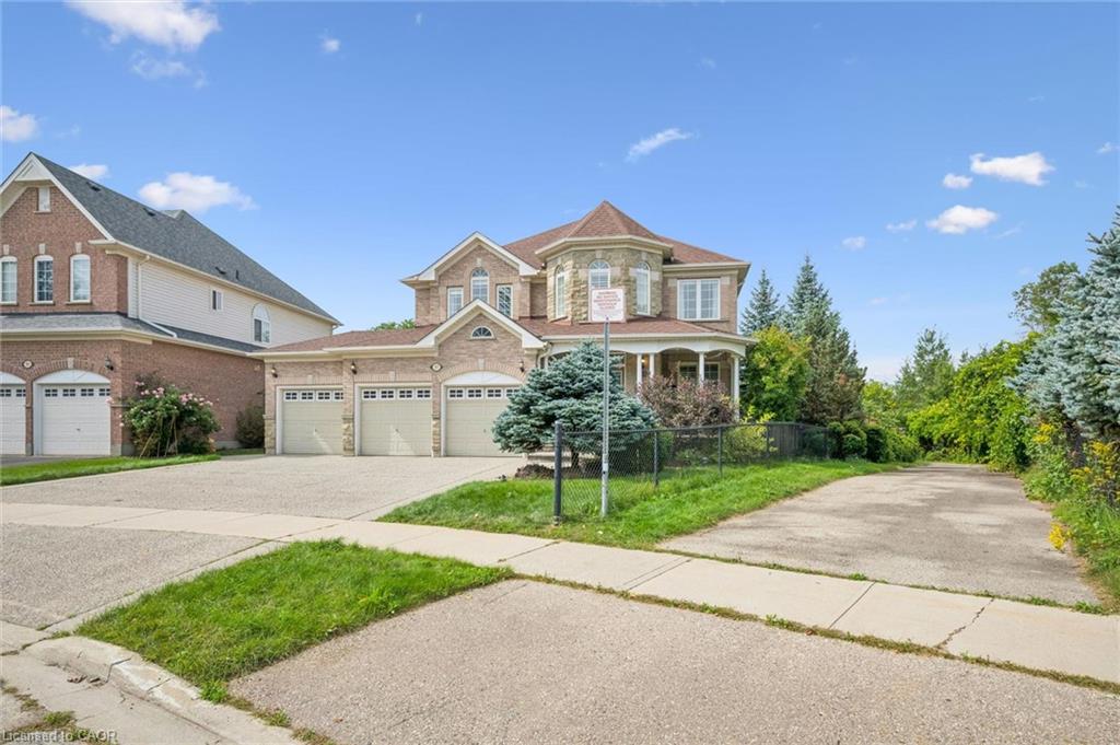 517 Topper Woods Crescent Property Photo 3