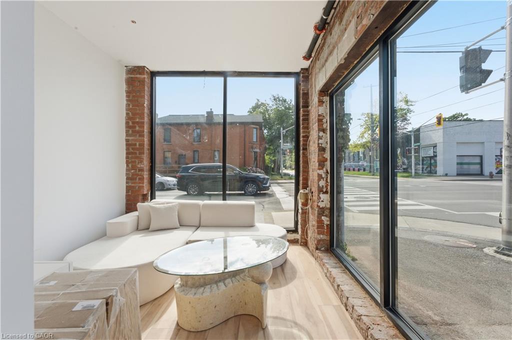 45 Wellington Street N Property Photo 14