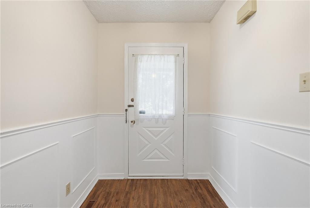 471 Knightsbridge Crescent Property Photo 6