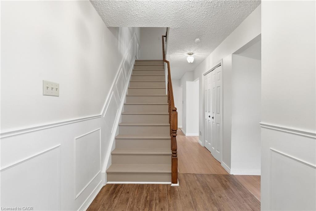 471 Knightsbridge Crescent Property Photo 7