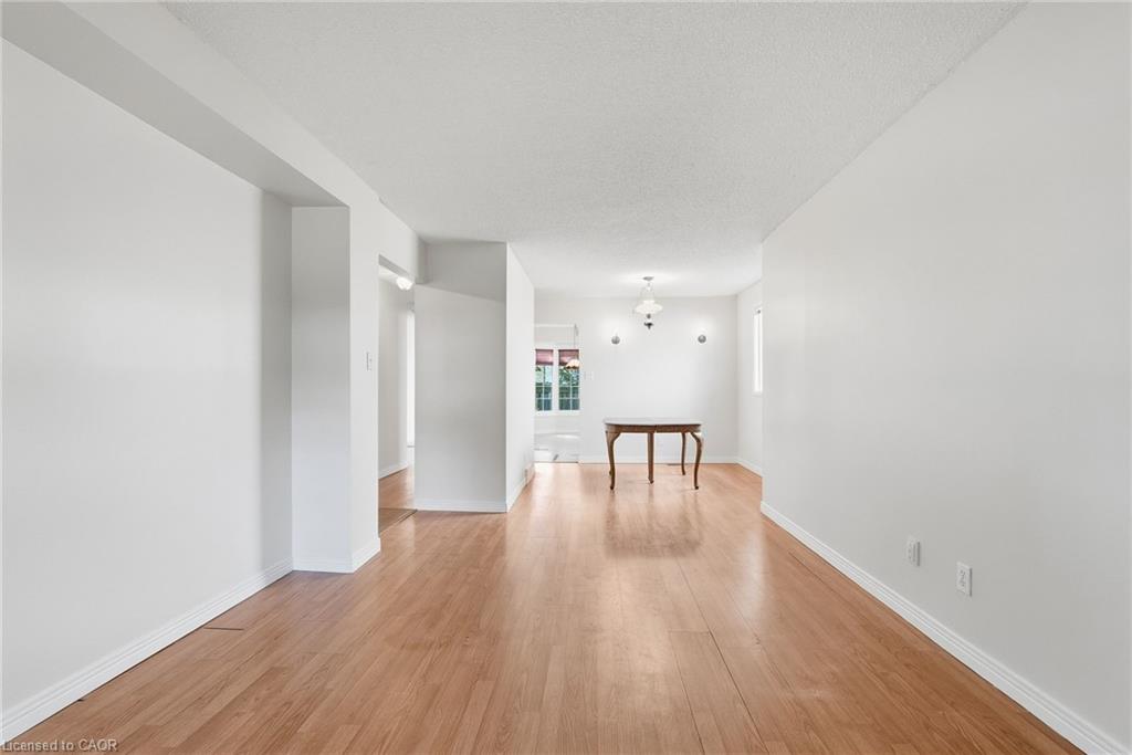 471 Knightsbridge Crescent Property Photo 8