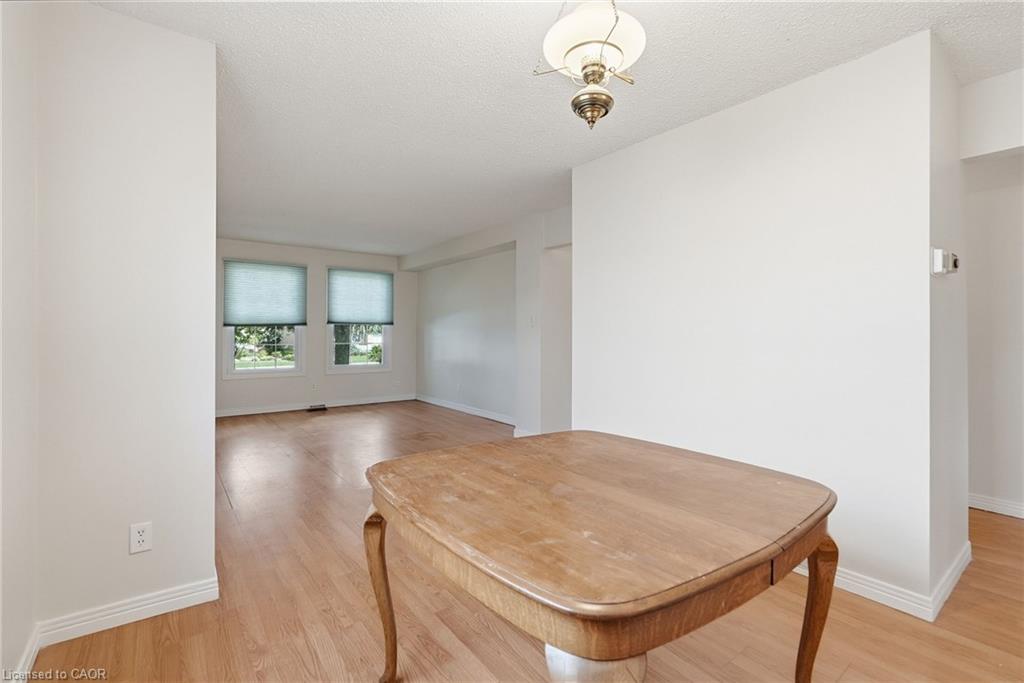 471 Knightsbridge Crescent Property Photo 12