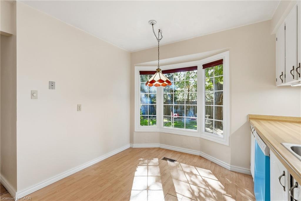 471 Knightsbridge Crescent Property Photo 16