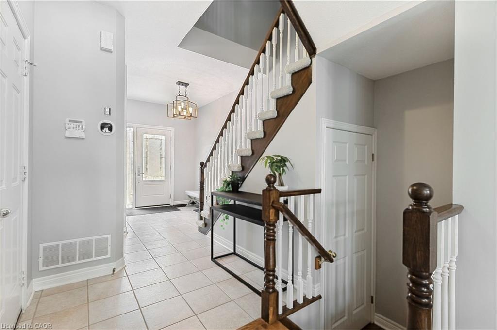 2092 English Crescent Property Photo 3