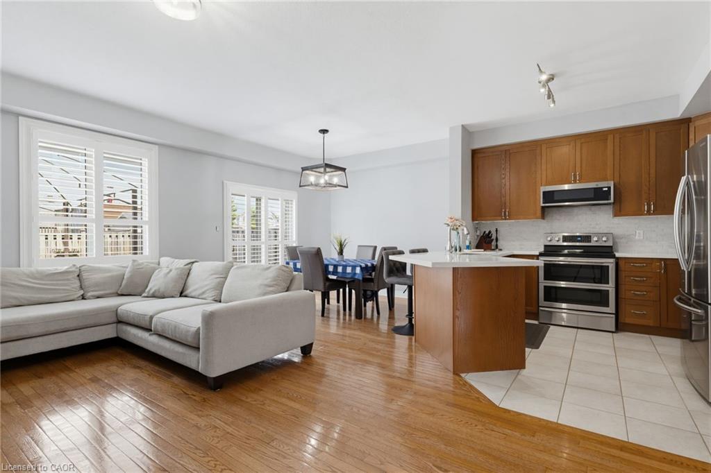 2092 English Crescent Property Photo 4