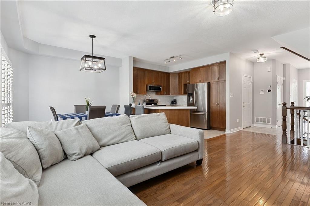 2092 English Crescent Property Photo 9