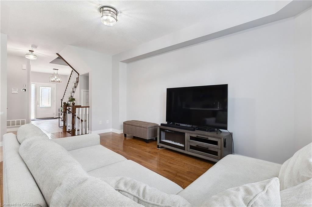 2092 English Crescent Property Photo 10