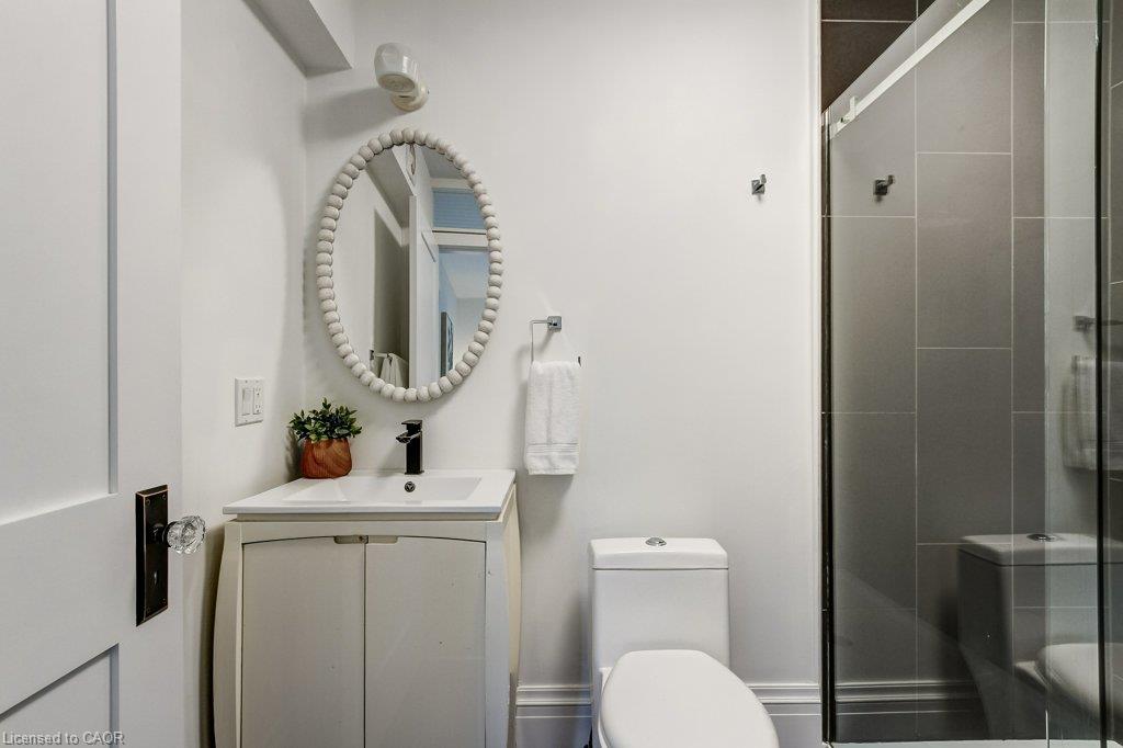 533 Catharine Street N Property Photo 25