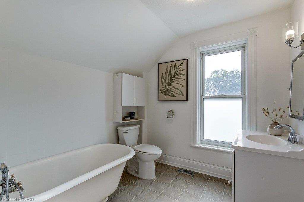 533 Catharine Street N Property Photo 33