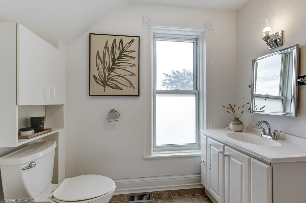 533 Catharine Street N Property Photo 34