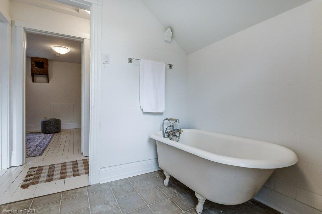 533 Catharine Street N Property Photo 35