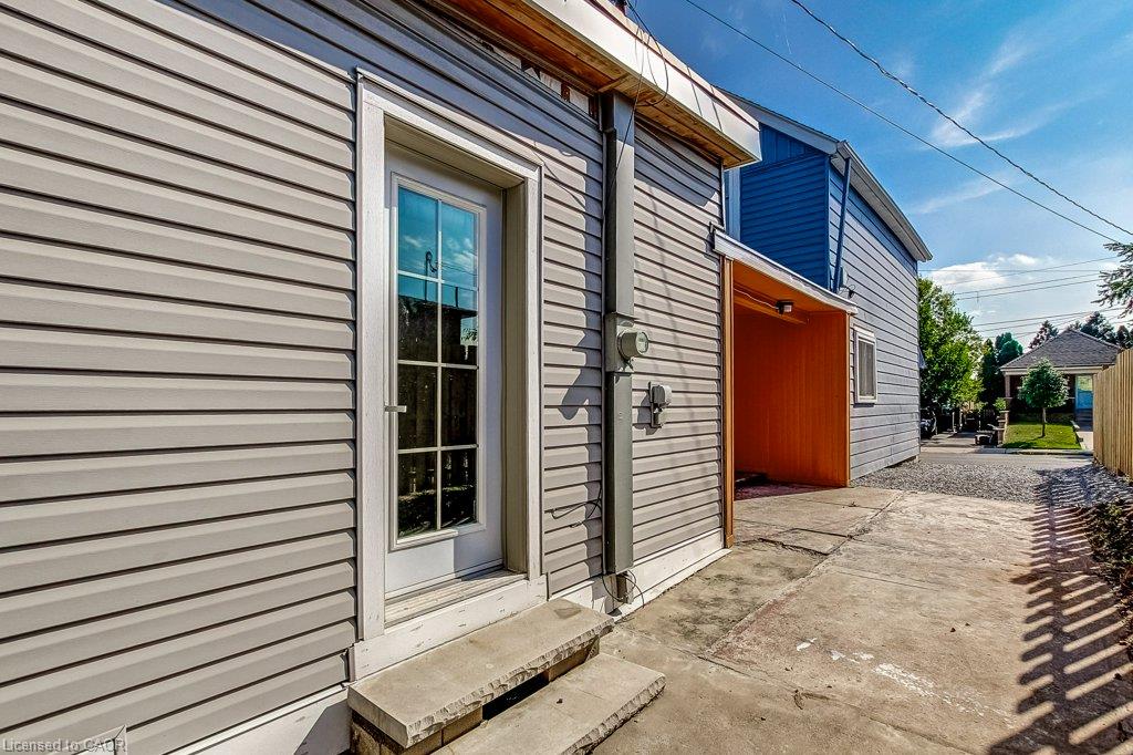 533 Catharine Street N Property Photo 38