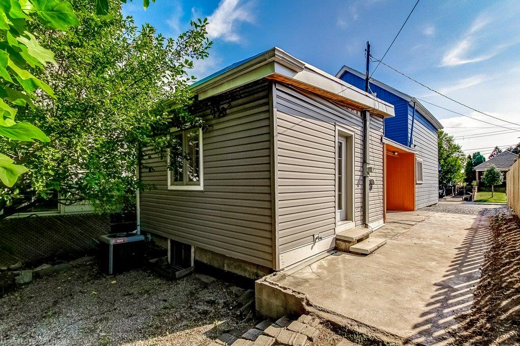 533 Catharine Street N Property Photo 39